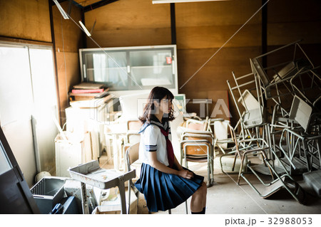 学校　女子高生 32988053