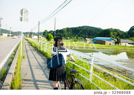 田舎の女子高生 通学の写真素材 3290