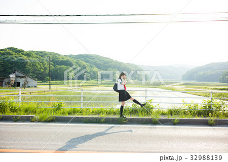 田舎の女子高生　通学 32988139