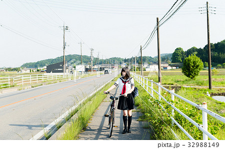 田舎の女子高生　通学 32988149