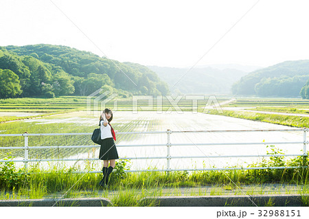 田舎の女子高生 通学の写真素材