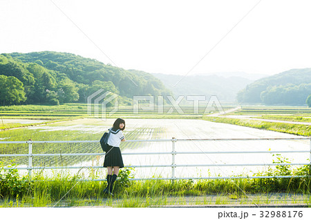 田舎　女子高 田舎の女子高生 通学の写真素材 [32988176] - PIXTA
