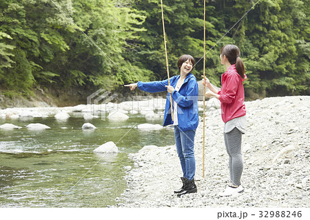 釣りを楽しむ女性 釣りを楽しむ女性 32988246