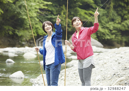釣りを楽しむ女性 釣りを楽しむ女性 32988247