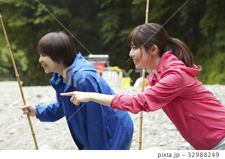 釣りを楽しむ女性 32988249