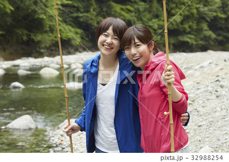 釣りを楽しむ女性 32988254
