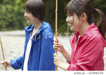 釣りを楽しむ女性 釣りを楽しむ女性 32988256