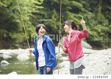 釣りを楽しむ女性 釣りを楽しむ女性 32988260