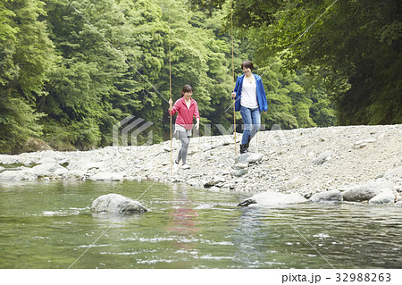 釣りを楽しむ女性 釣りを楽しむ女性 32988263