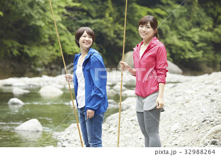 釣りを楽しむ女性 釣りを楽しむ女性 32988264