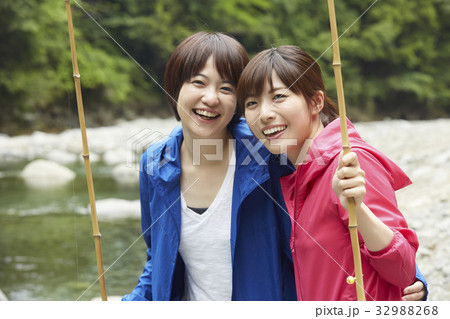 釣りを楽しむ女性 釣りを楽しむ女性 32988268