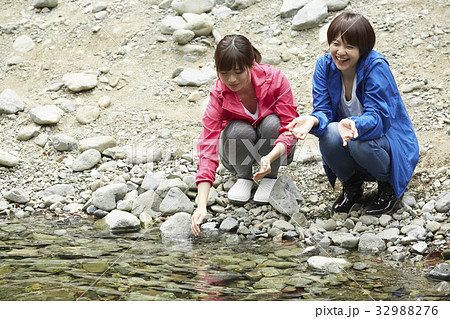 河原で遊ぶ女性 河原で遊ぶ女性 32988276