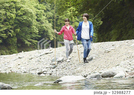 釣りを楽しむ女性 32988277