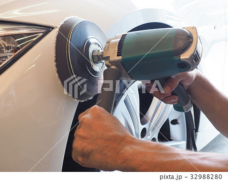 塗装イメージ ポリッシャーで磨く職人さんの手元 塗装イメージ ポリッシャーで磨く職人さんの手元 32988280