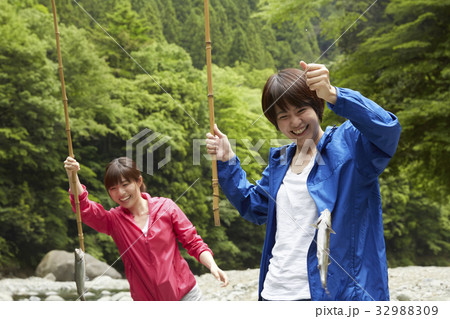 釣りを楽しむ女性 釣りを楽しむ女性 32988309