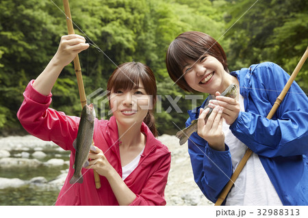 釣りを楽しむ女性 釣りを楽しむ女性 32988313