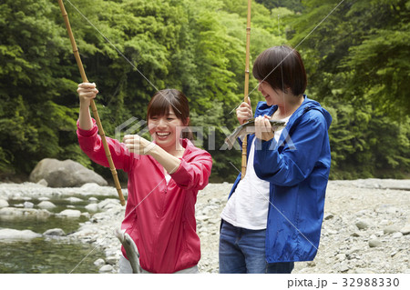 釣りを楽しむ女性 32988330