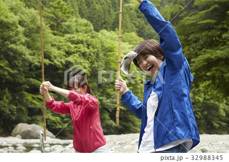 釣りを楽しむ女性 32988345