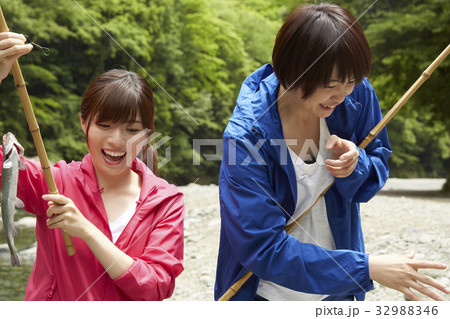 釣りを楽しむ女性 32988346