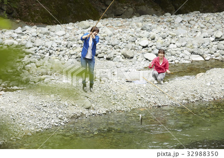 釣りを楽しむ女性 釣りを楽しむ女性 32988350