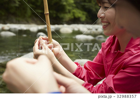 釣りを楽しむ女性 32988357