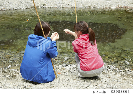 釣りを楽しむ女性 32988362