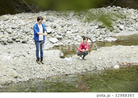 釣りを楽しむ女性 32988365