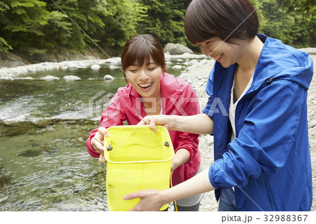 釣りを楽しむ女性 釣りを楽しむ女性 32988367