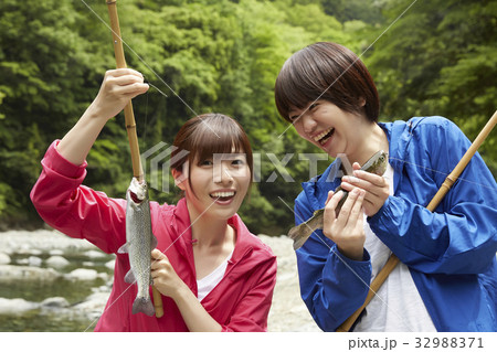 釣りを楽しむ女性 釣りを楽しむ女性 32988371