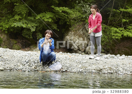 釣りを楽しむ女性 32988380