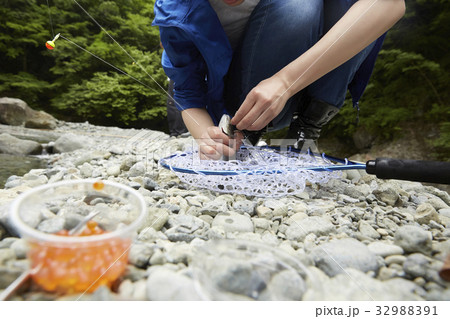 釣りを楽しむ女性 32988391