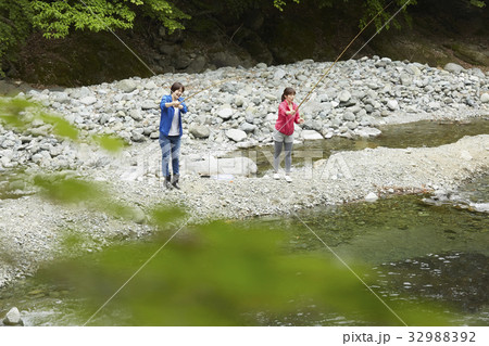 釣りを楽しむ女性 釣りを楽しむ女性 32988392