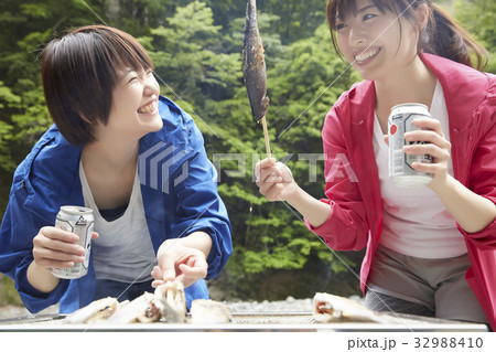 バーベキューを楽しむ女性 32988410