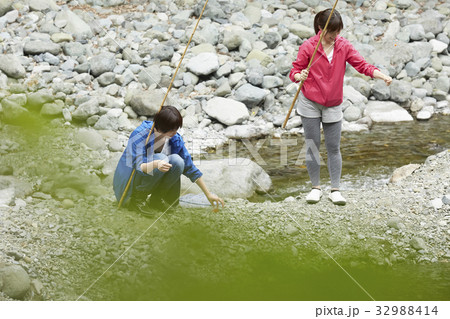 釣りを楽しむ女性 32988414
