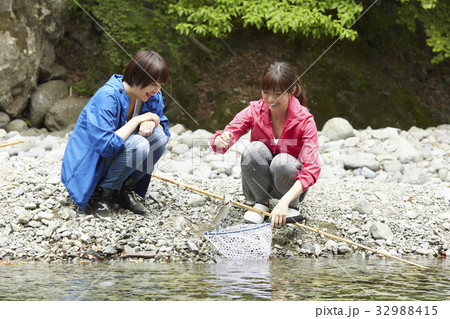 釣りを楽しむ女性 釣りを楽しむ女性 32988415