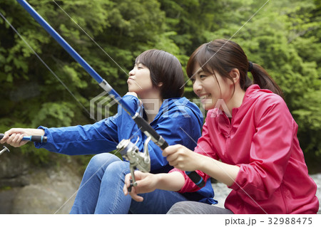 釣りを楽しむ女性 釣りを楽しむ女性 32988475
