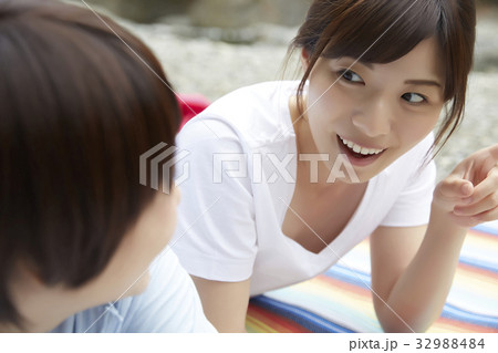 河原でくつろぐ女性 32988484