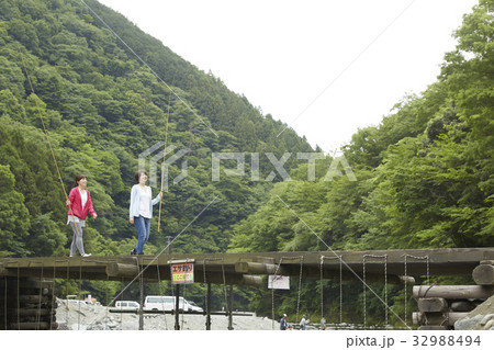 釣りを楽しむ女性 釣りを楽しむ女性 32988494