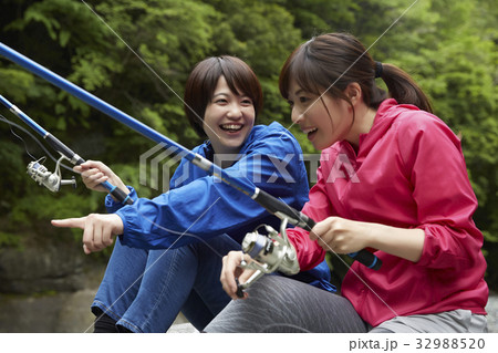 釣りを楽しむ女性 釣りを楽しむ女性 32988520