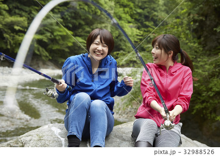 釣りを楽しむ女性 32988526