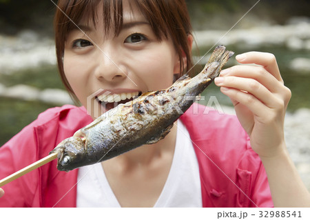 釣りを楽しむ女性 32988541