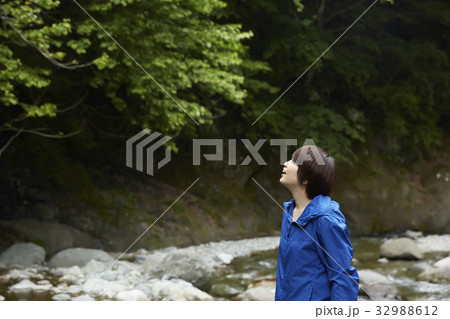 河原を歩く女性 河原を歩く女性 32988612