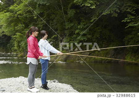 釣りを楽しむ女性 32988615