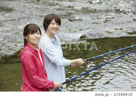 釣りを楽しむ女性 釣りを楽しむ女性 32988616
