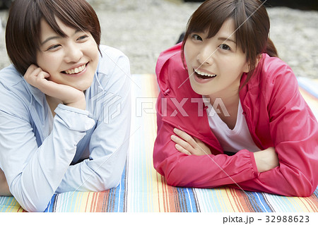 河原でくつろぐ女性 河原でくつろぐ女性 32988623