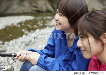釣りを楽しむ女性 32988633