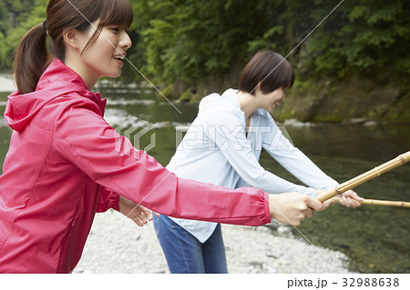 釣りを楽しむ女性 釣りを楽しむ女性 32988638