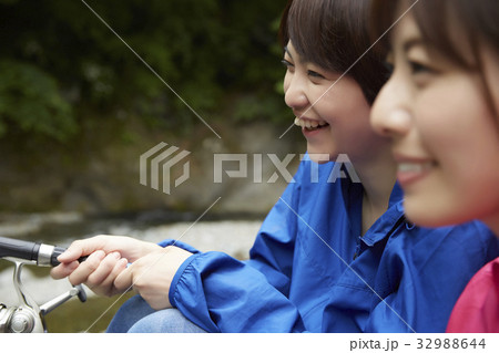 釣りを楽しむ女性 32988644