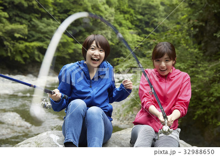釣りを楽しむ女性 釣りを楽しむ女性 32988650