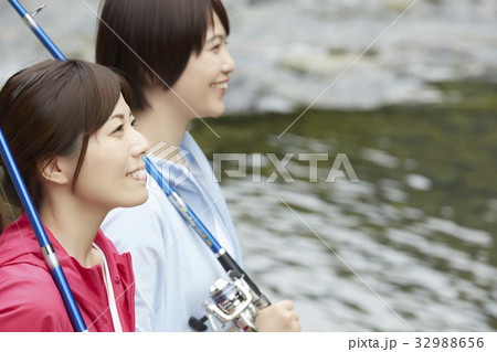 釣りを楽しむ女性 釣りを楽しむ女性 32988656